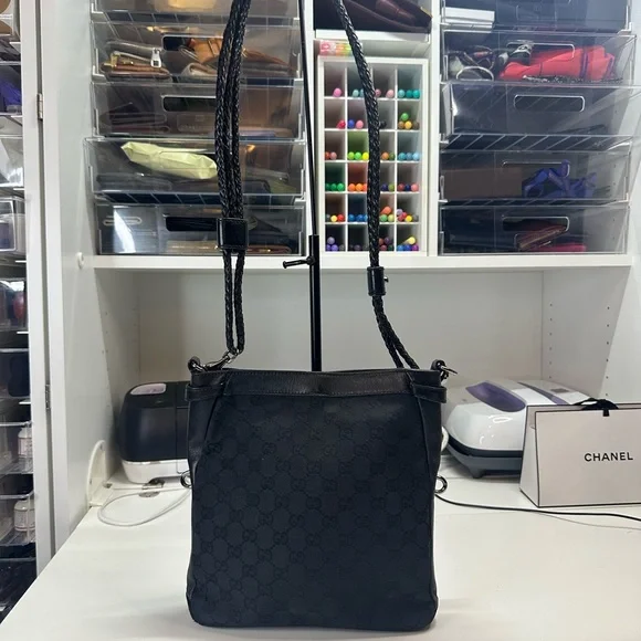 Gucci Black Crossbody Bag with Adjustable Strap and Minimalist Design - Picture 2 of 13
